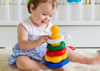 bebekler ile evde oynanabilecek oyunlar bebeklerin gelişimi için önemli bir yere sahiptir
