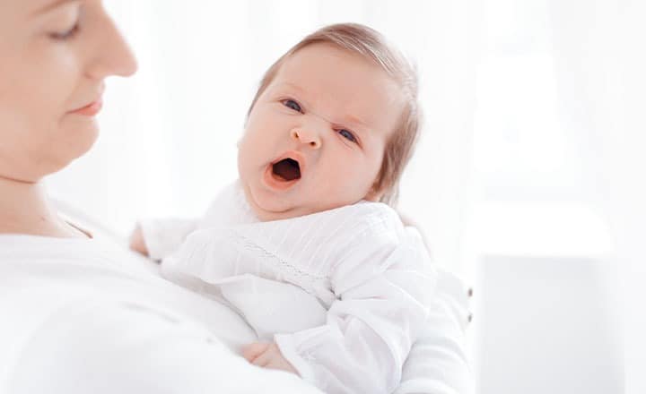 bebeği sallayarak uyutmak sizi zorlayacaktır hatta bebeğinizin uzun süreli uykuları için zararlı olacaktır
